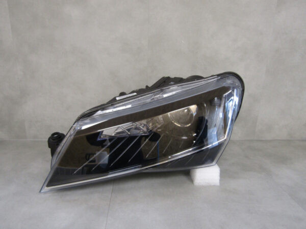 KOPLAMP SKODA SUPERB 3 XENON 15-19 3V1941015B Links S665/C1