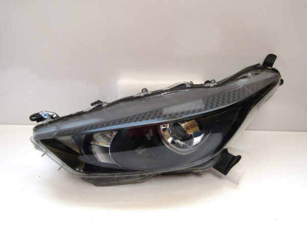 KOPLAMP TOYOTA YARIS 4 IV 20- / MAZDA 2 22- LINKS K22/A22