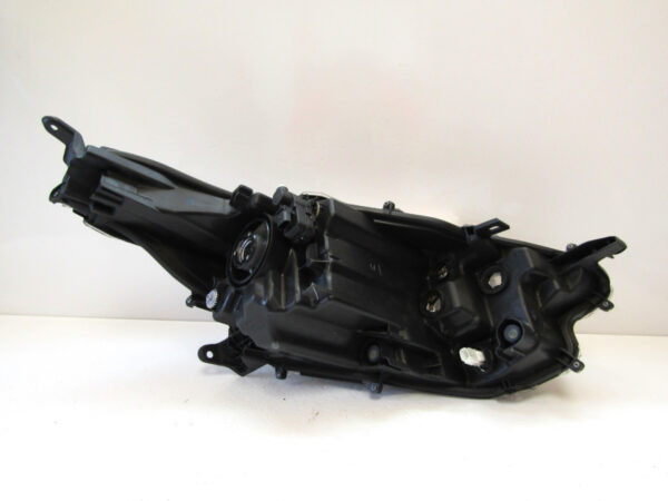 KOPLAMP TOYOTA YARIS 4 IV 20- / MAZDA 2 22- LINKS K22/A22