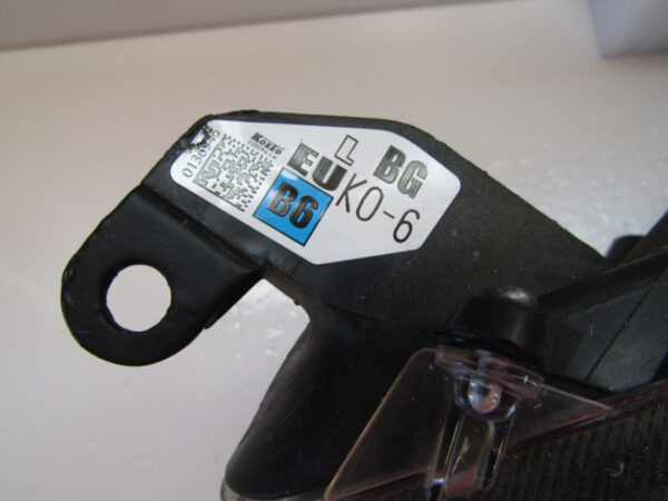 KOPLAMP TOYOTA YARIS 4 IV 20- / MAZDA 2 22- LINKS K22/A22