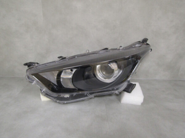 KOPLAMP TOYOTA YARIS 4 IV 20- / MAZDA 2 22- LINKS S74/F111