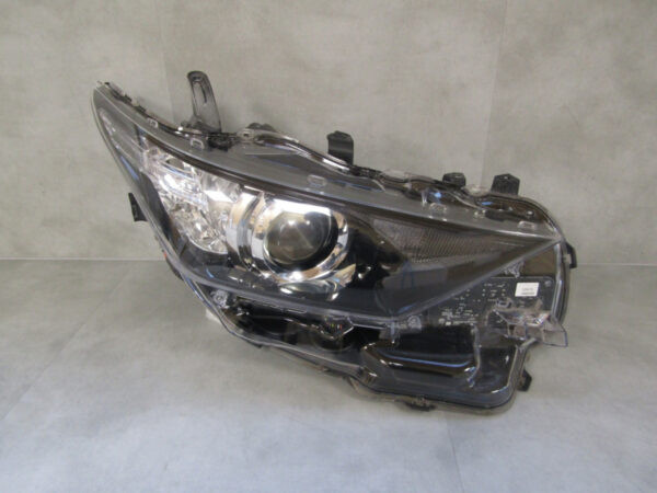 Koplamp Toyota Auris 2 II FACELIFT 15-18 81130-02K30 RECHTS Q367/F158