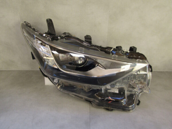 Koplamp Toyota Auris 2 II FACELIFT LED 15-18 81110-02K60 RECHTS Q304/B123