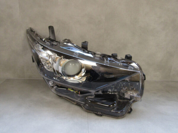 Koplamp Toyota Auris 2 II FACELIFT 15-18 81110-02K30 RECHTS S201/A105