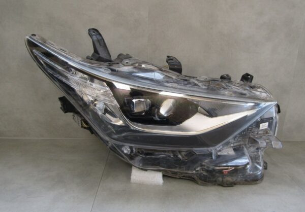 Koplamp Toyota Auris 2 II FACELIFT LED 15-18 81110-02K60 RECHTS S977/4K/11C