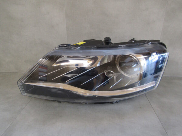 Koplamp Skoda Rapid FACELIFT XENON 17-19 5JB941015C LINKS Q903/C192