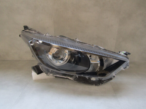 Koplamp Toyota Yaris 4 IV NORMALE LENS 20- MAZDA 2 22- RECHTS Q523/A124