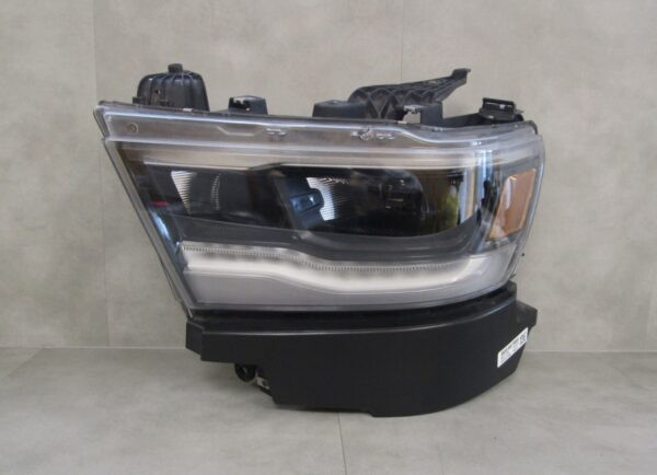 Koplamp DODGE RAM V 1500 LED DONKER USA 19- LH Links P68533275AB S1587/K3/4E