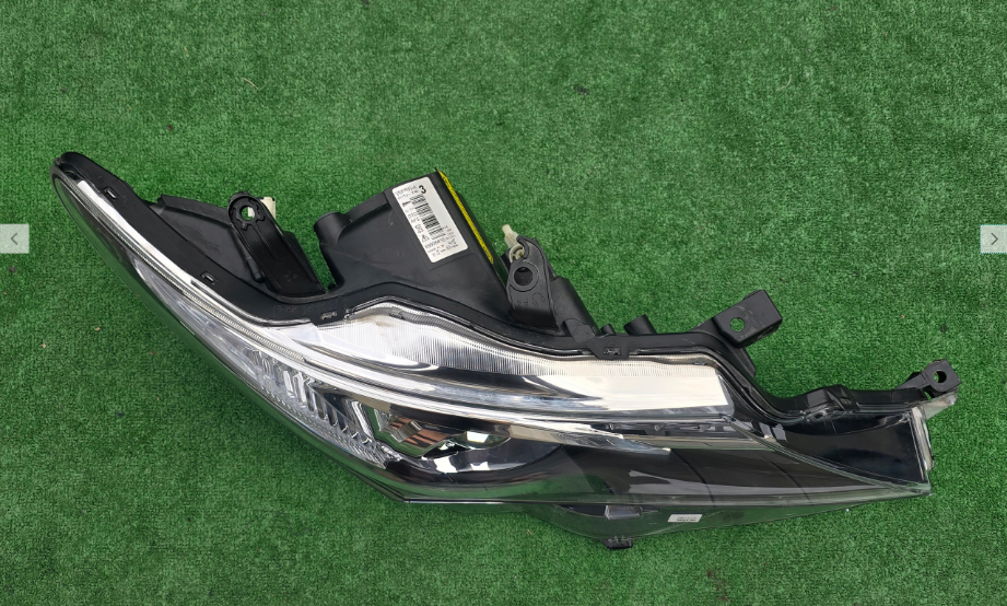 Koplamp TOYOTA AURIS 2 II BI-XENON+ LED HEADLAMP 12-15y. 89906416