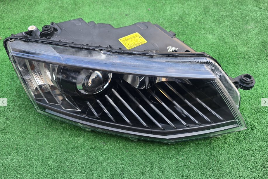 Koplamp SKODA OCTAVIA 3 III 5E1 BI-XENON TURNING FRONT LAMP