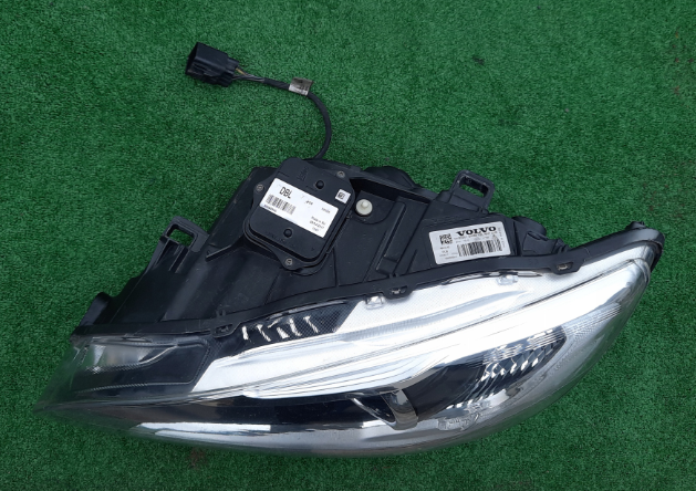Koplamp VOLVO S60 V60 FACELIFT BI-XENON TURNING FRONT LAMP 31420261