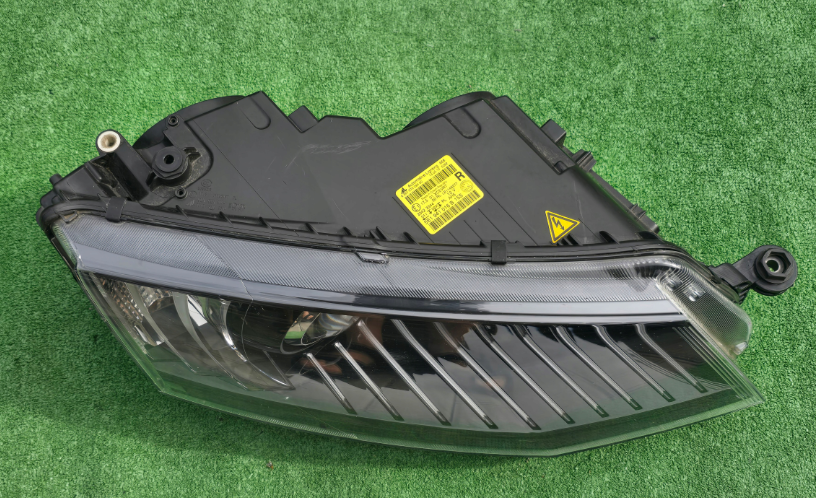 Koplamp SKODA OCTAVIA 3 III 5E1 BI-XENON TURNING FRONT LAMP