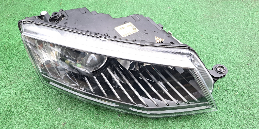 Koplamp SKODA OCTAVIA 3 III 5E1 BI-XENON TURNING FRONT LAMP SET