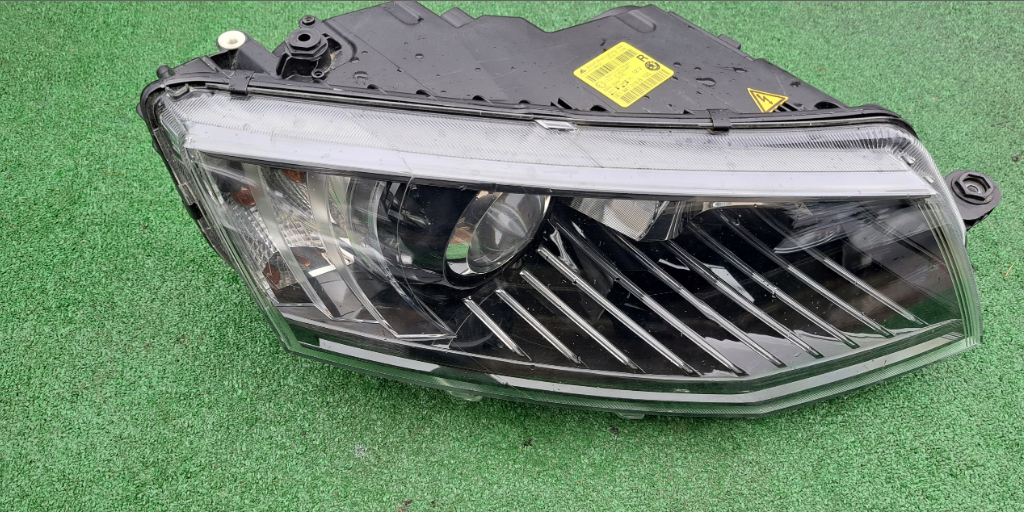 Koplamp SKODA OCTAVIA 3 III 5E1 BI-XENON TURNING FRONT LAMP SET