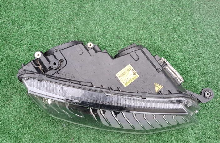 Koplamp SKODA OCTAVIA 3 III 5E1 BI-XENON TURNING FRONT LAMP SET